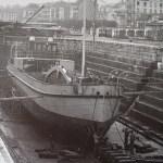 Barco en reparación en el Dique