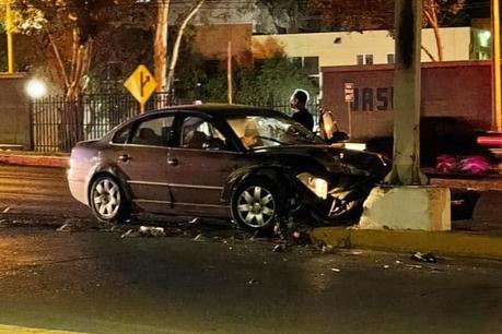 Automovilista impacta contra poste en avenida Salvador Nava