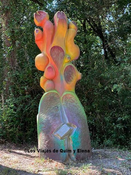 Escultura antes de llegar al Bosc de Can Ginebreda