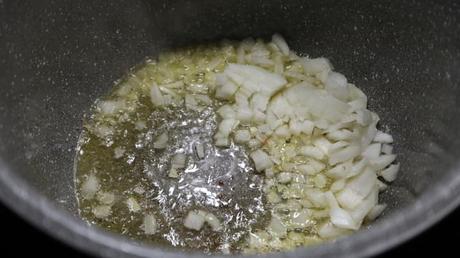 Ponemos la cebolla en la cubeta y la sofreímos