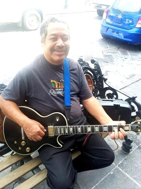 Le roban al Búho su guitarra; pide ayuda para encontrarla