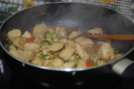 Receta de pollo teriyaki - salteando el pollo Receta de pollo teriyaki - salteando el pollo