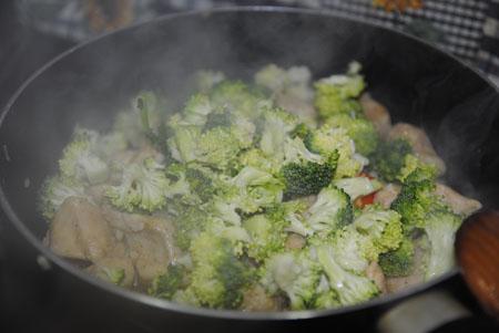 Receta de pollo teriyaki - salteando el brocoli Receta de pollo teriyaki - salteando el brocoli