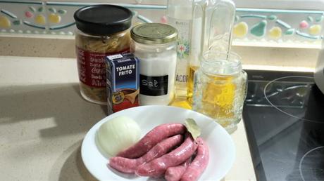 Los ingredientes necesarios para hacer la receta de macarrones con salchichas frescas en Mambo