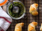 Mini cruasanes pesto