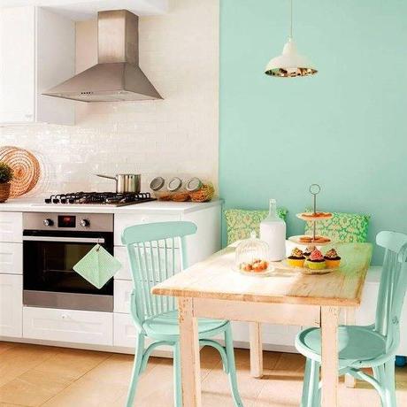 cocina-office-en-blanco-y-verde-menta-con-mesa-de-comedor-de-madera-sillas-estilo-thonet-en-verde-lampara-de-techo-campana-extractora-y-azulejos-blancos-brillantes - Feng Shui . Tonos pastel: color matizado por el blanco