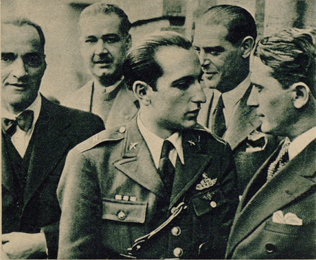 1935:Juan Ignacio Pombo, recibido triunfalmente en Santander tras cruzar el océano en la avioneta «Santander»