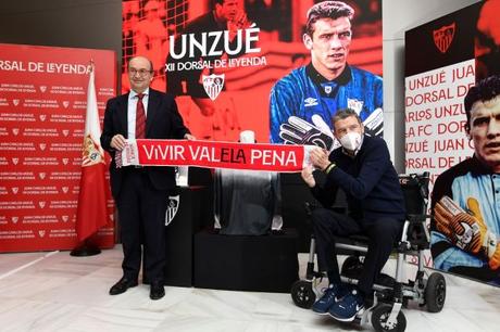 El Sevilla FC y el fútbol honran a Unzué como 'ejemplo' de lucha contra la ELA