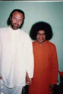 EXPERIENCIAS CON SRI SATHYA SAI BABA - Charla de Isaac Tigrett en Singapur EXPERIENCIAS CON SRI SATHYA SAI BABA - Charla de Isaac Tigrett en Singapur