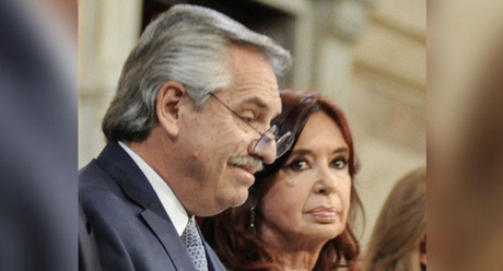 Ella lo odia Ella lo odia