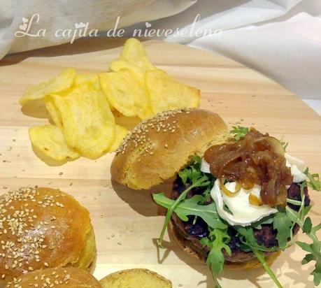 Hamburguesa casera con queso de cabra, rúcula y cebolla caramelizada