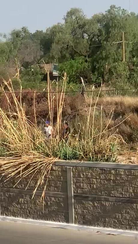 Lanzan piedras con resorteras en el Río Santiago