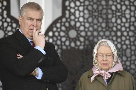 La Reina Isabel II exhibe su apoyo al príncipe Andrés en tributo al Duque de Edimburgo