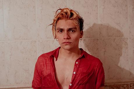 Nueve Zeta Uno hace catarsis y le canta a la nostalgia en ‘Al cruzar el pasillo’