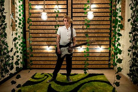 Nueve Zeta Uno hace catarsis y le canta a la nostalgia en ‘Al cruzar el pasillo’