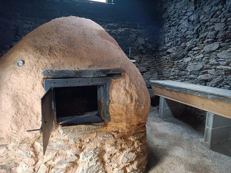 Orbanajo estrena un banco en un otero que deja contemplar los viñedos y gran parte del Bierzo 1