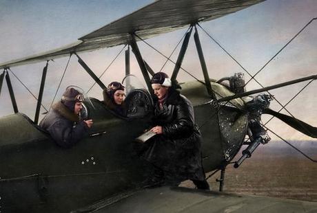 Piloto sovietica Bershanskaya da instrucciones a la tripulación de Evdokia Nosal y Nina Ulyanenko, una fotografía de 1942