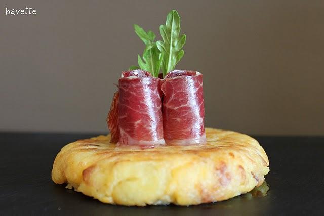 Frittata di patate e formaggio scamorza,con prociutto ibèrico.Tortilla de patata con queso scamorza acompañada con jamòn ibèrico