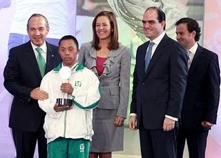 Entrega el Presidente Felipe Calderón reconocimiento a deportistas paralímpicos del IMSS