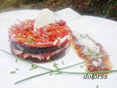 Mil hojas de higos, jamón y queso con mermelada especiada