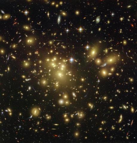 La luz de los cúmulos de galaxias apoya la teoría de la relatividad
