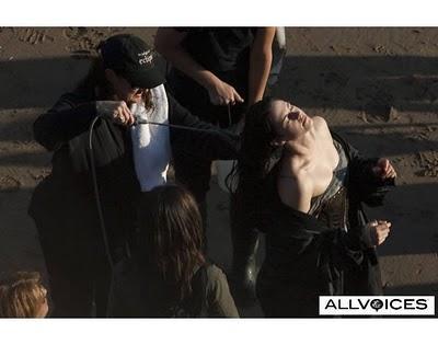 Kristen Stewart muy sexy en el rodaje de 'Snow White and the Huntsman' Kristen Stewart muy sexy en el rodaje de 'Snow White and the Huntsman'