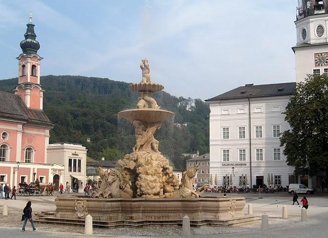 CALLEJEANDO EN SALZBURGO 2: MOZARTPLATZ, LA COLINA DE MÖNCHSBERG Y EL CEMENTERIO