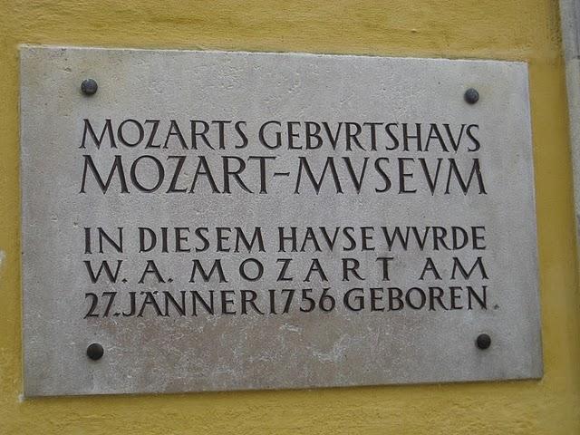 CALLEJEANDO EN SALZBURGO 2: MOZARTPLATZ, LA COLINA DE MÖNCHSBERG Y EL CEMENTERIO