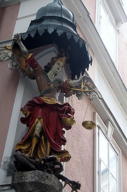 CALLEJEANDO EN SALZBURGO 2: MOZARTPLATZ, LA COLINA DE MÖNCHSBERG Y EL CEMENTERIO