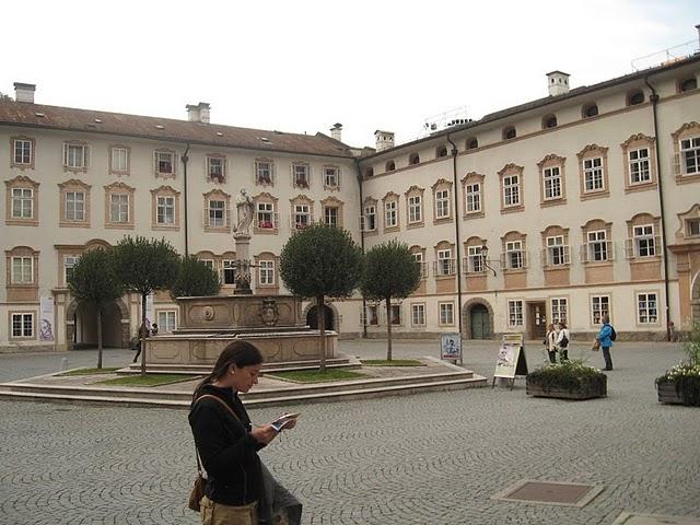 CALLEJEANDO EN SALZBURGO 2: MOZARTPLATZ, LA COLINA DE MÖNCHSBERG Y EL CEMENTERIO