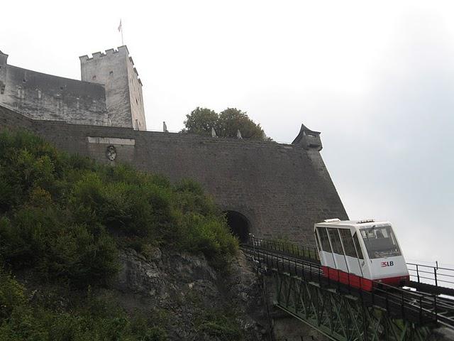 CALLEJEANDO EN SALZBURGO 2: MOZARTPLATZ, LA COLINA DE MÖNCHSBERG Y EL CEMENTERIO