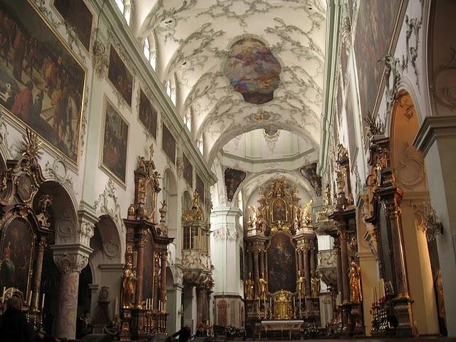 CALLEJEANDO EN SALZBURGO 2: MOZARTPLATZ, LA COLINA DE MÖNCHSBERG Y EL CEMENTERIO