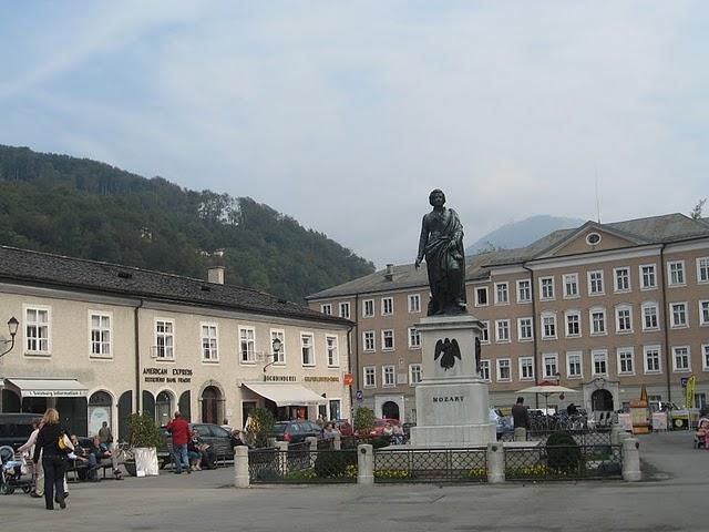 CALLEJEANDO EN SALZBURGO 2: MOZARTPLATZ, LA COLINA DE MÖNCHSBERG Y EL CEMENTERIO