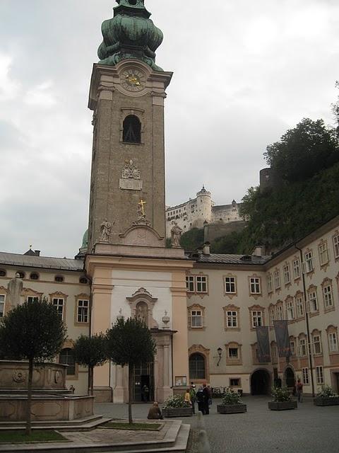 CALLEJEANDO EN SALZBURGO 2: MOZARTPLATZ, LA COLINA DE MÖNCHSBERG Y EL CEMENTERIO