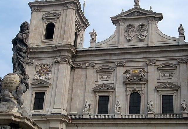 CALLEJEANDO EN SALZBURGO 2: MOZARTPLATZ, LA COLINA DE MÖNCHSBERG Y EL CEMENTERIO