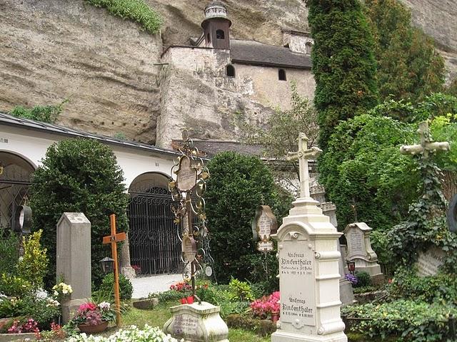 CALLEJEANDO EN SALZBURGO 2: MOZARTPLATZ, LA COLINA DE MÖNCHSBERG Y EL CEMENTERIO