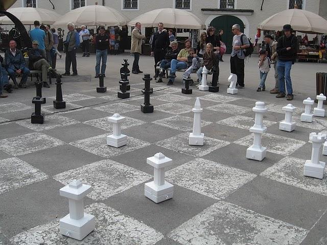 CALLEJEANDO EN SALZBURGO 2: MOZARTPLATZ, LA COLINA DE MÖNCHSBERG Y EL CEMENTERIO