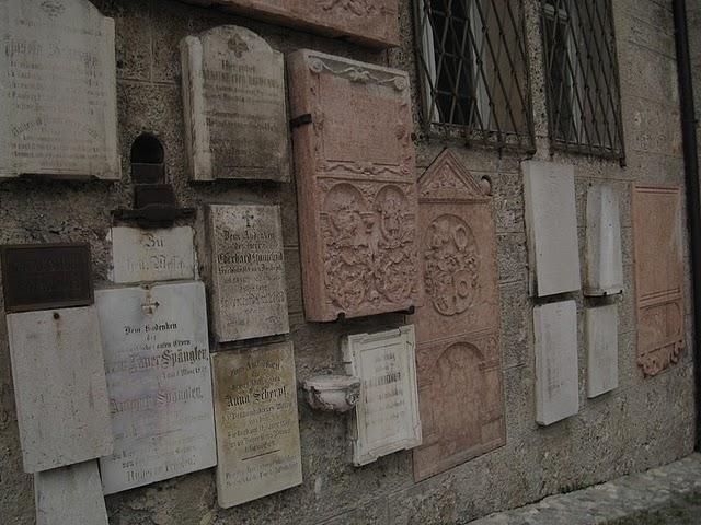 CALLEJEANDO EN SALZBURGO 2: MOZARTPLATZ, LA COLINA DE MÖNCHSBERG Y EL CEMENTERIO