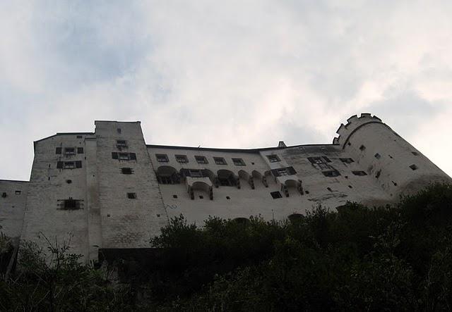 CALLEJEANDO EN SALZBURGO 2: MOZARTPLATZ, LA COLINA DE MÖNCHSBERG Y EL CEMENTERIO