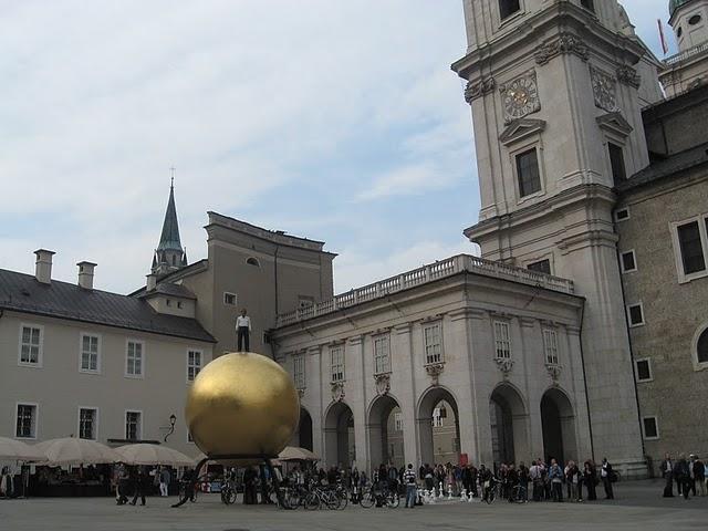 CALLEJEANDO EN SALZBURGO 2: MOZARTPLATZ, LA COLINA DE MÖNCHSBERG Y EL CEMENTERIO