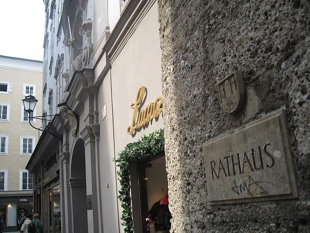 CALLEJEANDO EN SALZBURGO 2: MOZARTPLATZ, LA COLINA DE MÖNCHSBERG Y EL CEMENTERIO