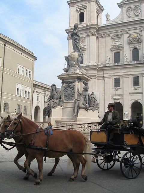 CALLEJEANDO EN SALZBURGO 2: MOZARTPLATZ, LA COLINA DE MÖNCHSBERG Y EL CEMENTERIO