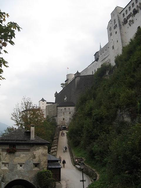 CALLEJEANDO EN SALZBURGO 2: MOZARTPLATZ, LA COLINA DE MÖNCHSBERG Y EL CEMENTERIO