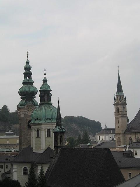 CALLEJEANDO EN SALZBURGO 2: MOZARTPLATZ, LA COLINA DE MÖNCHSBERG Y EL CEMENTERIO