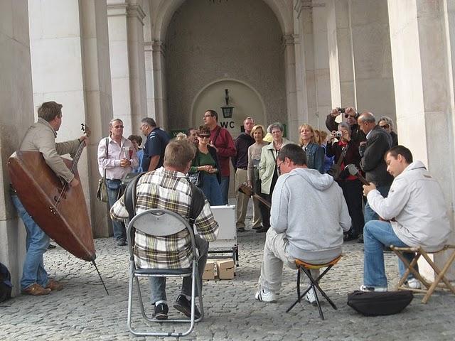 CALLEJEANDO EN SALZBURGO 2: MOZARTPLATZ, LA COLINA DE MÖNCHSBERG Y EL CEMENTERIO