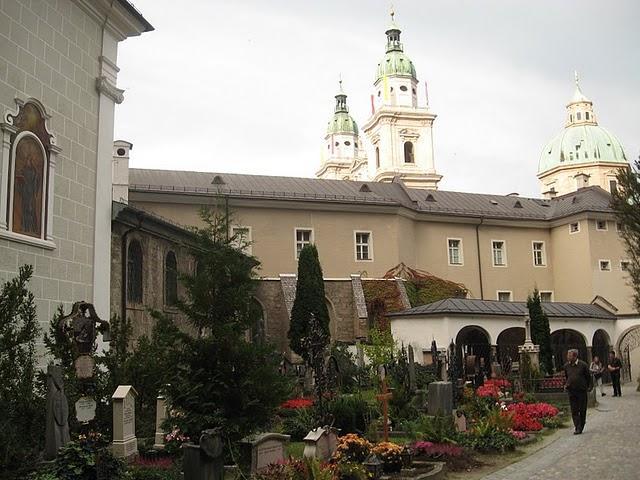 CALLEJEANDO EN SALZBURGO 2: MOZARTPLATZ, LA COLINA DE MÖNCHSBERG Y EL CEMENTERIO