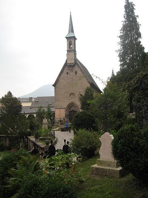 CALLEJEANDO EN SALZBURGO 2: MOZARTPLATZ, LA COLINA DE MÖNCHSBERG Y EL CEMENTERIO