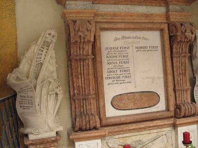 CALLEJEANDO EN SALZBURGO 2: MOZARTPLATZ, LA COLINA DE MÖNCHSBERG Y EL CEMENTERIO