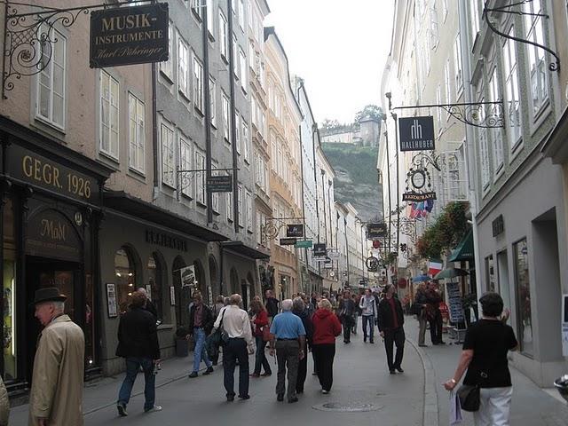 CALLEJEANDO EN SALZBURGO 2: MOZARTPLATZ, LA COLINA DE MÖNCHSBERG Y EL CEMENTERIO