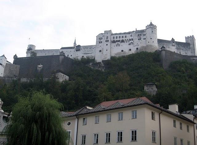 CALLEJEANDO EN SALZBURGO 2: MOZARTPLATZ, LA COLINA DE MÖNCHSBERG Y EL CEMENTERIO